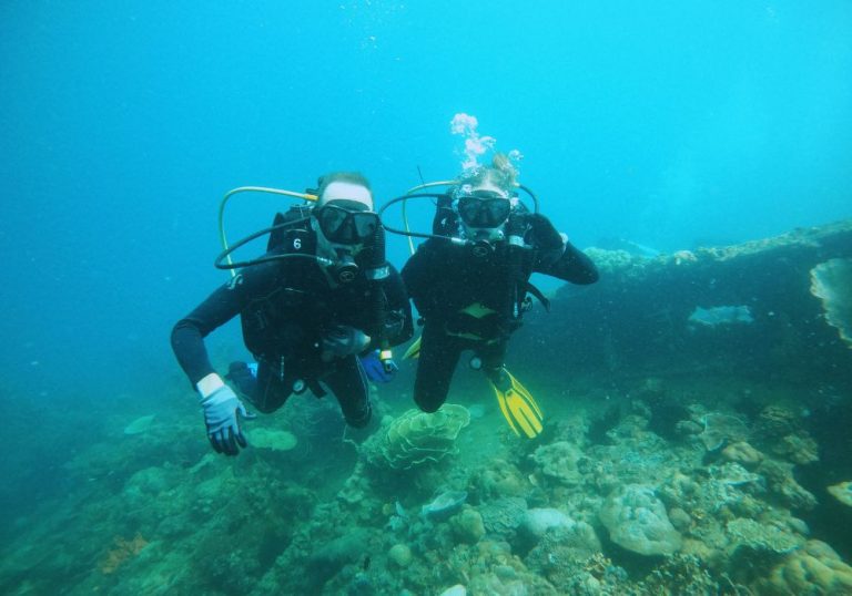 Diving with my daughter in the Philippines, wreck diving